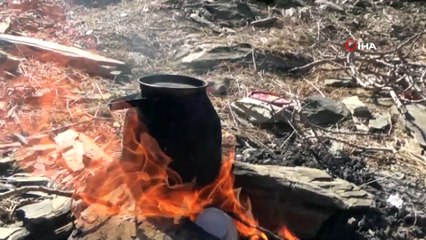 Hayvanları aç kalmasın diye çelik halattan teleferik yaptı