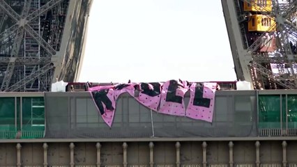 Climat: Extinction rébellion déploie une banderole sur la tour Eiffel