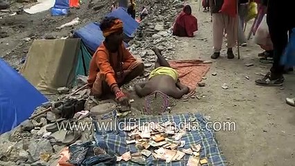 Headless man: Hindu Yogi does strange penance, with head dug in ground!