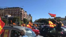 Vox se manifiesta contra el Gobierno en coche y con banderas de España