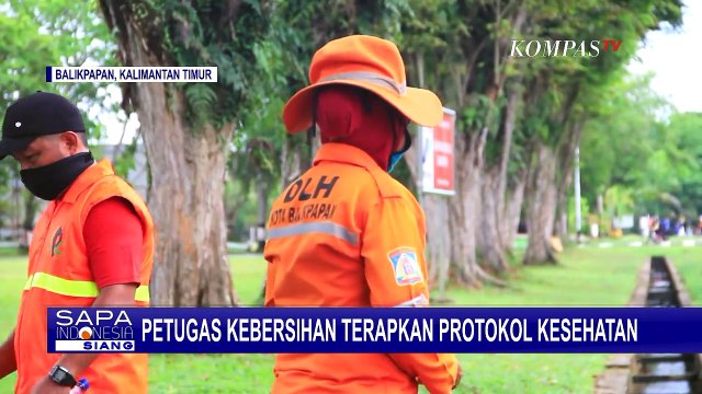 Jaga Kebersihan Kota, Petugas Ini Tetap Taat Protokol Kesehatan