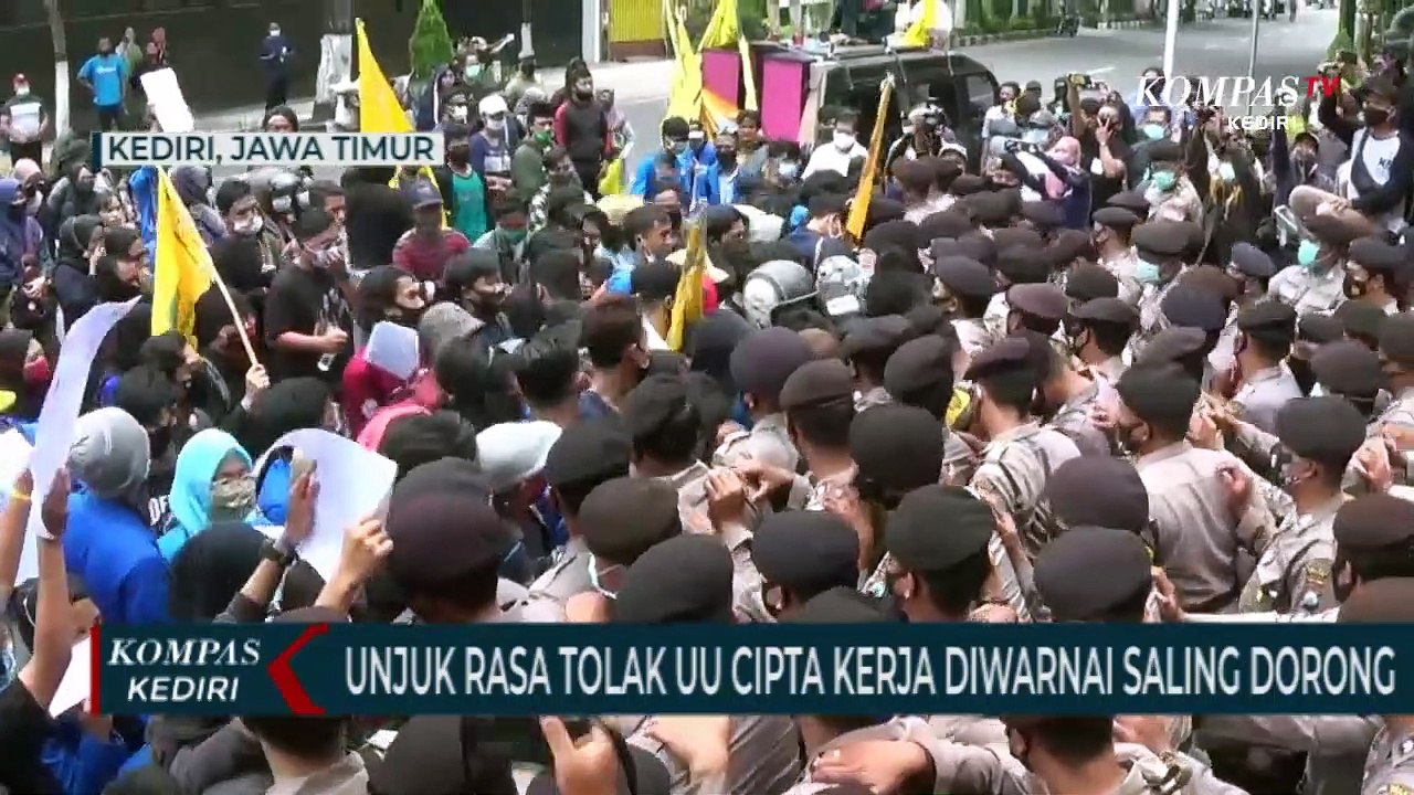 Unjuk Rasa Tolak UU Cipta Kerja Diwarnai Aksi Saling Dorong