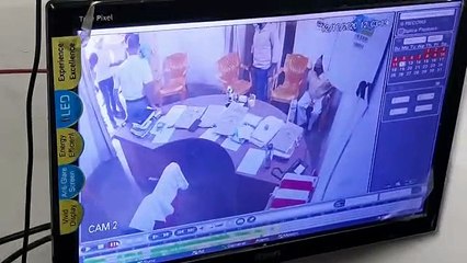 नगर पालिका ईओ गुरु प्रसाद पांडेय ने लिपिक को जमकर पिटाई