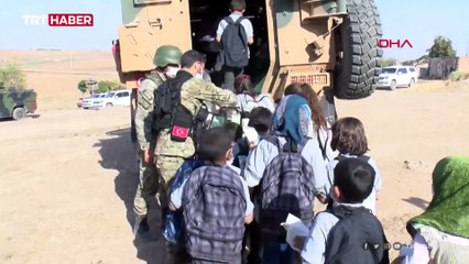 Mehmetçik Resulayn'da öğrencileri zırhlı araçlarla okula taşıyor