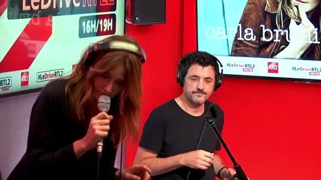 Carla Bruni interprète Quelque chose en live dans #LeDriveRTL2 (09/10/20)