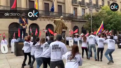 Bildu, socio de Pedro Sánchez, ‘decapita’ figuras del Rey y Colón en Pamplona