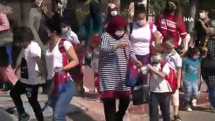 Antalya’da okul önünde velilerin ‘yüz yüze eğitim’ yoğunluğu