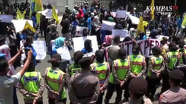 Kerjakan Tugas Kuliah Di Tengah Aksi Unjuk Rasa Tolak UU Cipta Kerja