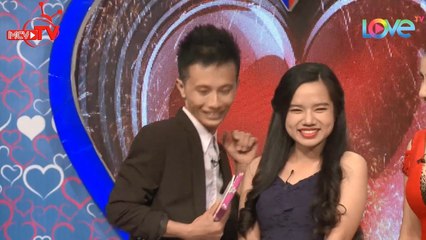 Nữ phó bí thư đoàn phường cười tít mắt hạnh phúc khi được chàng ca sĩ hôn ngay sk BMHH 