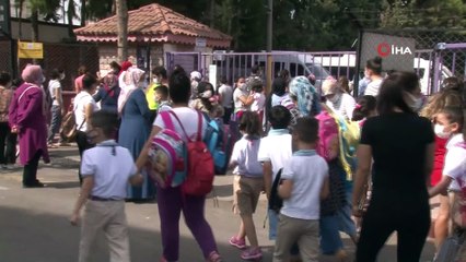 Antalya’da okul önünde velilerin ‘yüz yüze eğitim’ yoğunluğu