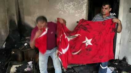 Alevlerin sardığı evden geriye sadece Türk bayrağı kaldı