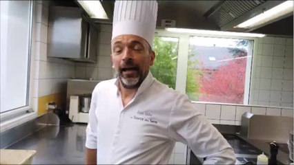 Ouvrir et snacker une coquille Saint Jacques