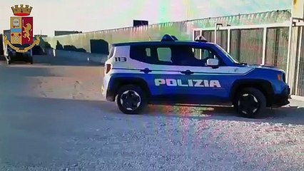 Download Video: Cerignola (FG) - Polizia scopre deposito di smontaggio veicoli rubati 2 arresti (12.10.20)