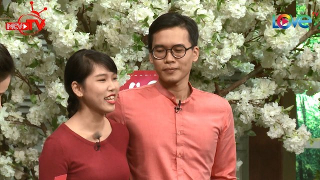 Chàng trai bất ngờ lủi xe vào lùm cây trước UBND tỏ tình làm cô gái ngỡ ngàng 'hoảng sợ'