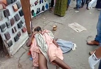 सड़क किनारे बेहोशी की हालत में मिला साधु