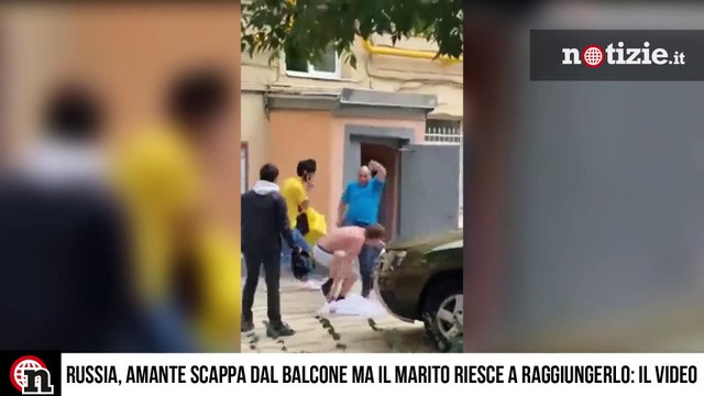 Russia, amante scappa dal balcone ma il marito riesce a raggiungerlo: il video