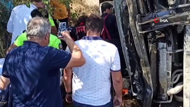 D-100’de can pazarı...Lastiği patlayan kamyon karşı şeride geçip devrildi