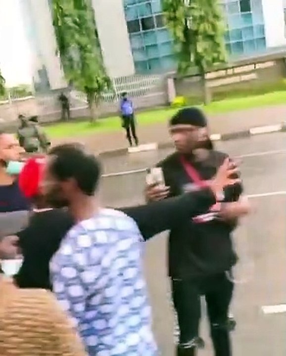 Davido dans les rues aux côtés des manifestants à Abuja pour la dissolution des SARS