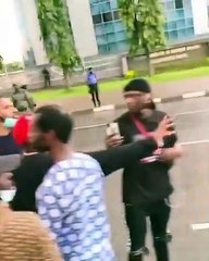 Davido dans les rues aux côtés des manifestants à Abuja pour la dissolution des SARS