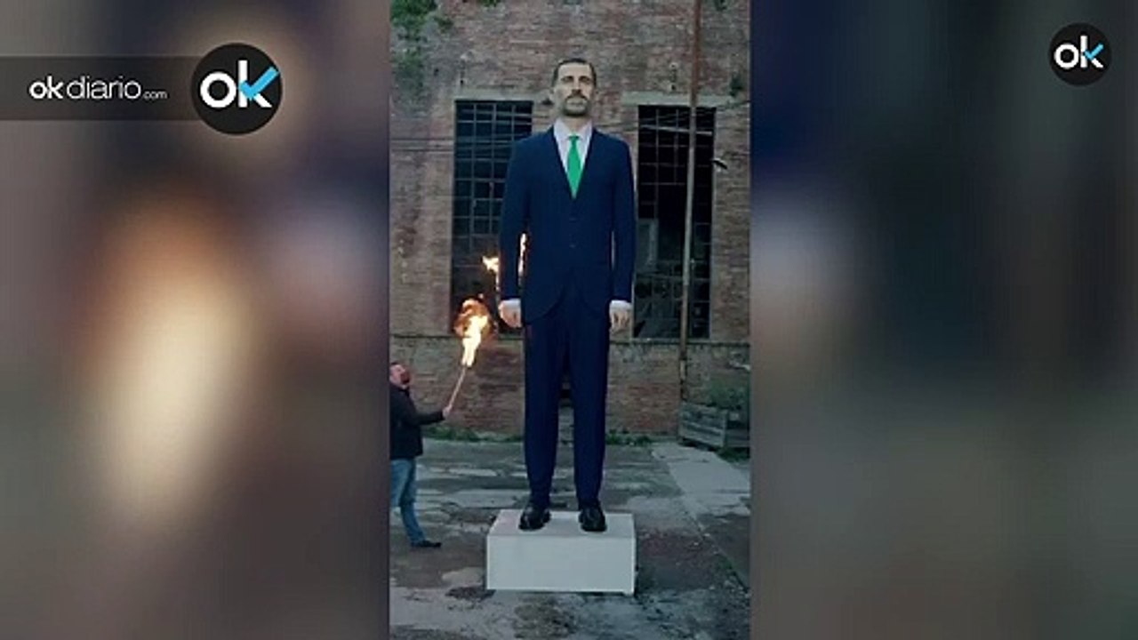 Queman el ninot del rey de Sierra y Merino en Berga coincidiendo con el 12-O
