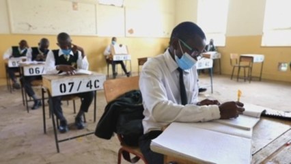 Los alumnos de últimos cursos vuelven a clase en Kenia, tras medio año