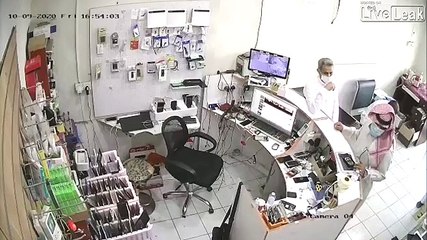 La batterie d'un téléphone explose dans les mains de ce technicien