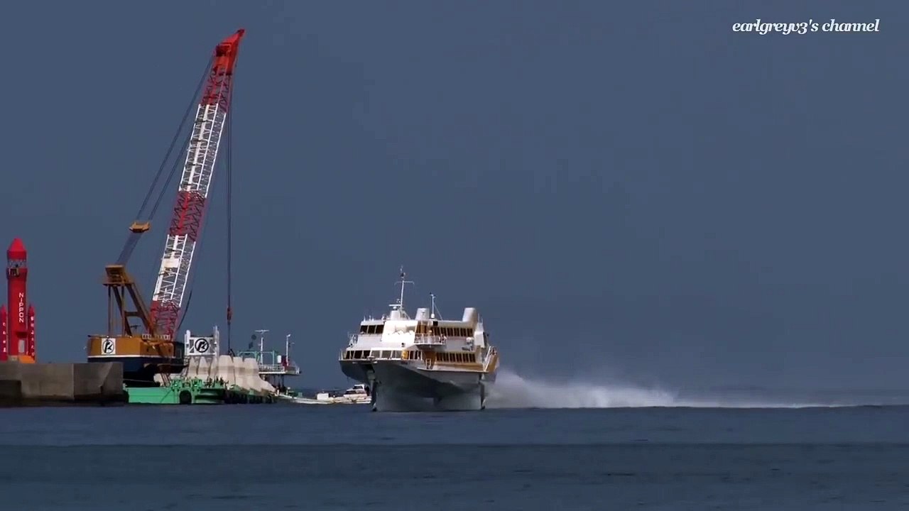 Ce navire hydroptère avance à grande vitesse en mer... Impressionnant