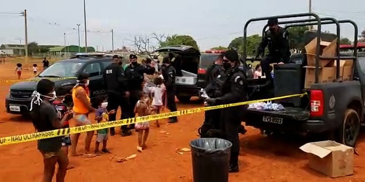 Militares do Bope distribuem lembranças para crianças da Estrutural no Dia das Crianças