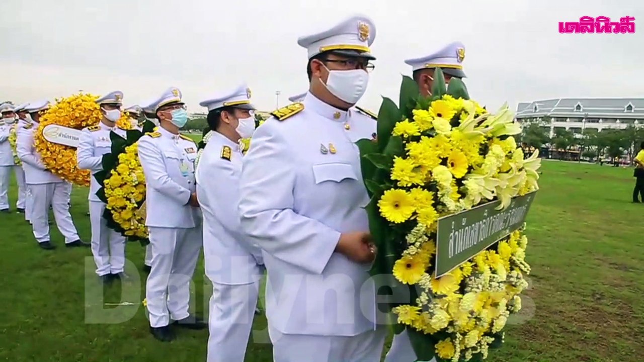 นายกฯ พร้อมภริยา-ครม. ทำบุญตักบาตรพระสงฆ์ 89 รูป ถวายเป็นพระราชกุศลเนื่องในวันคล้ายวันสวรรคต ร.9