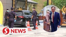 Anwar arrives at Istana Negara