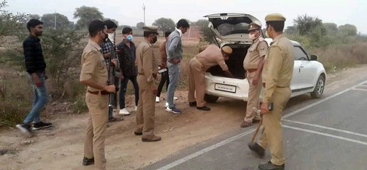 आगामी त्यौहार को लेकर पुलिस ने कार की ली तलाशी