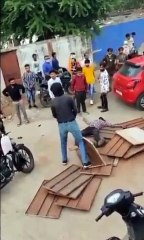 जबलपुर: स्कूटी से टक्कर होने पर ऑटोवाले की बेरहमी से पिटाई, सामने आया खौफनाक VIDEO