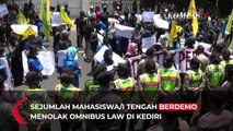 Mahasiswi Ini Kerjakan Tugas Kuliah di Tengah Demo Tolak Omnibus Law