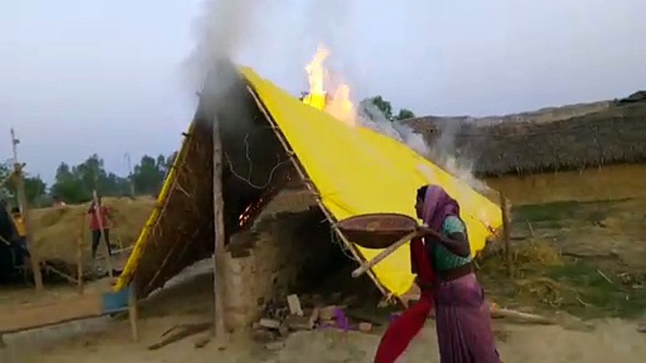 लखीमपुर खीरी- दबंगों ने दलित की झोपड़ी में लगाई आग