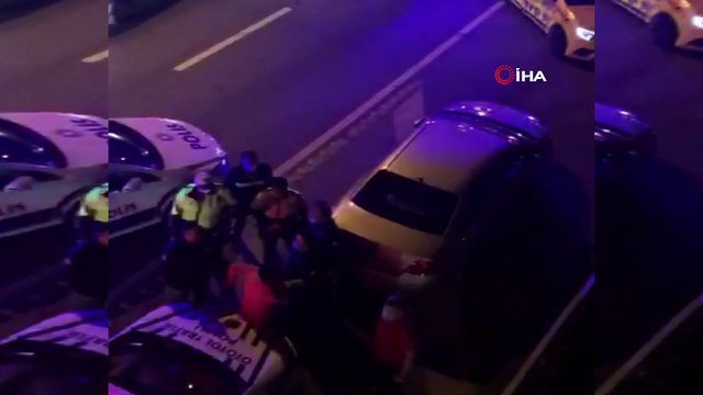 Esenyurt’ta taksici terörü durmak bilmiyor... Ortalık savaş alanına döndü, polis ekipleri havaya ateş açarak durdurmaya çalıştı