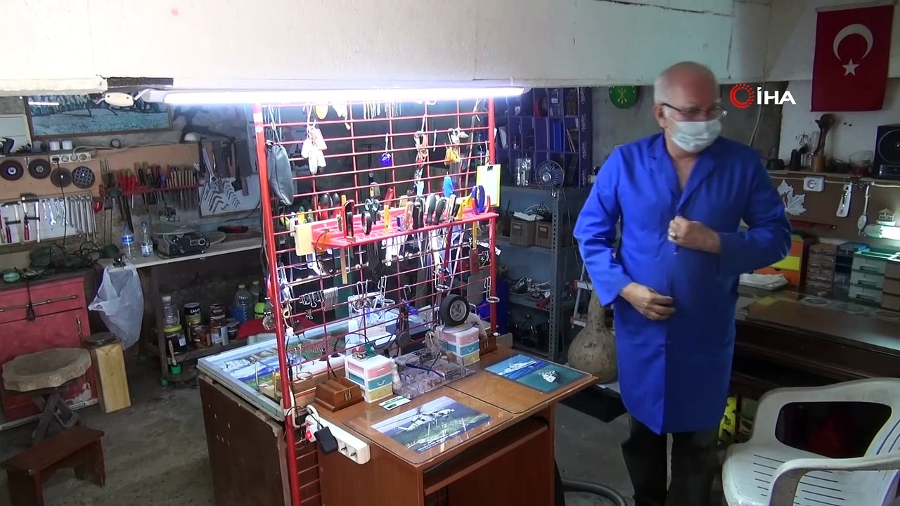 Kütük üzerine işlediği tabloları satarak öğrencilere burs veriyor