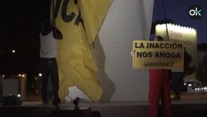 Greenpeace coloca una mascarilla gigante en la plaza de Colón de Madrid