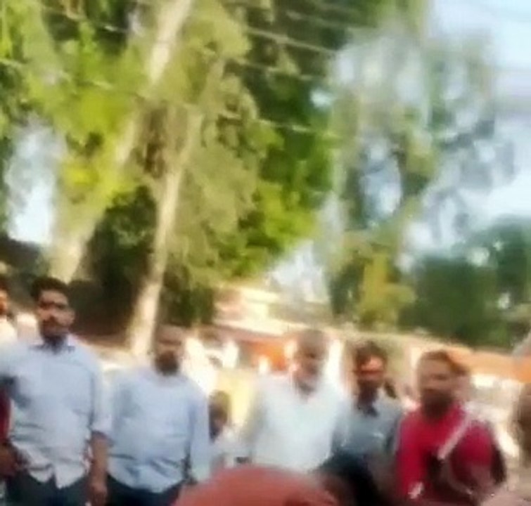 कथित छेड़छाड़ प्रकरण में युवक की जमकर की गई पिटाई, वीडियो वायरल