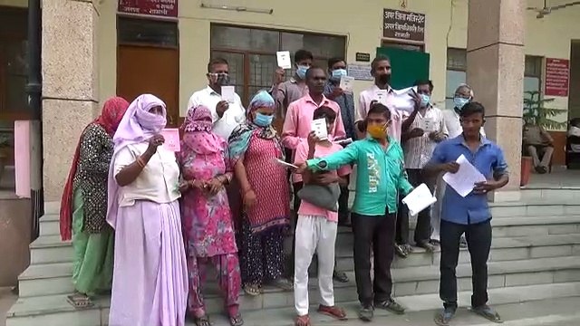 शामली- राशन डीलर पर दबंगई का आरोप, ग्रामीणों का हंगामा