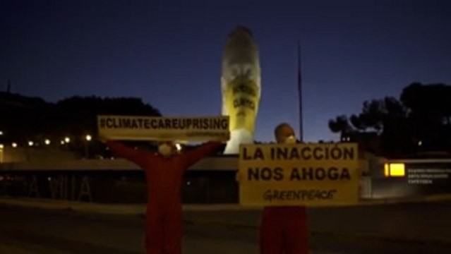 Greenpeace coloca una mascarilla gigante en Colón por la pandemia climática