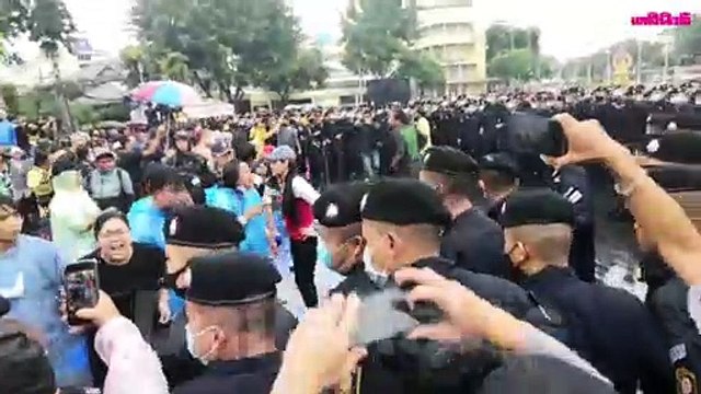ด่วน! ตำรวจบุกล็อกม็อบคณะราษฎรกลุ่ม “ไผ่ ดาวดิน” ขอคืนพื้นที่แล้ว | 131063