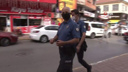 Sarhoş adam kaldırımda sızdı...Esnaf sandalyesini uyarı levhası yaptı