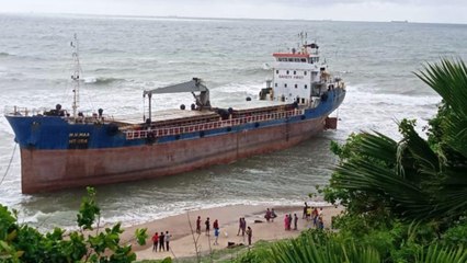 Vishakapatnam : A Ship Drifted On To The Shore At Tenneti Park In Vizag | Oneindia Telugu