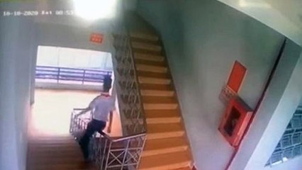 Một học sinh lớp 9 tử vong do ngã khi trượt cầu thang ở trường