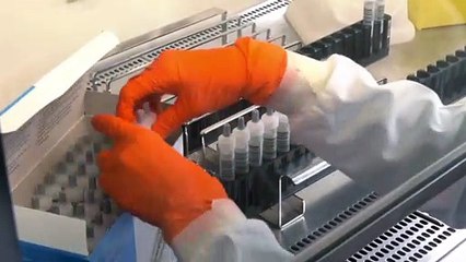 Johnson & Johnson suspende las pruebas de su vacuna por una "enfermedad inexplicable"