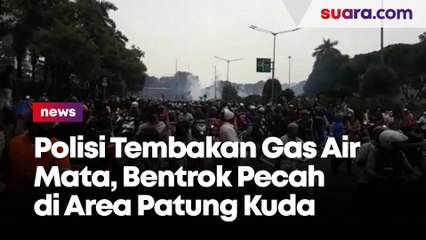 Polisi Tembakan Gas Air Mata, Bentrok Pecah di Area Patung Kuda