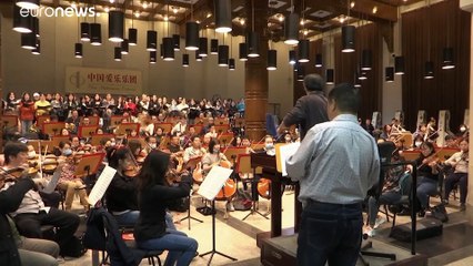 Szimfóniával emlékeznek a járvány áldozataira Kínában