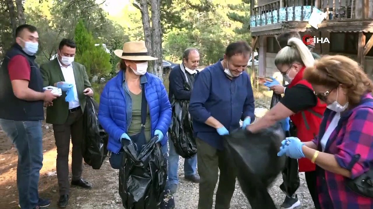Topladıkları çöplerle sosyal mesaj verdiler