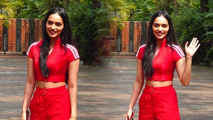 Manushi Chhillar अपनी पहली Film Prithviraj के लिए Red Hot Look में पहुंची YRF studio; Watch Video