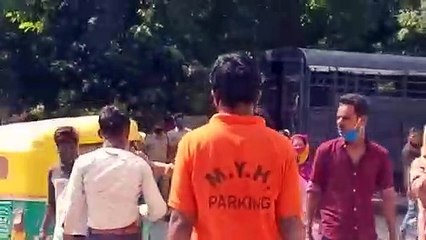 MY अस्पताल में मचा हड़कंप, महिला गार्ड ने की युवक की पिटाई, युवक निकला चोर
